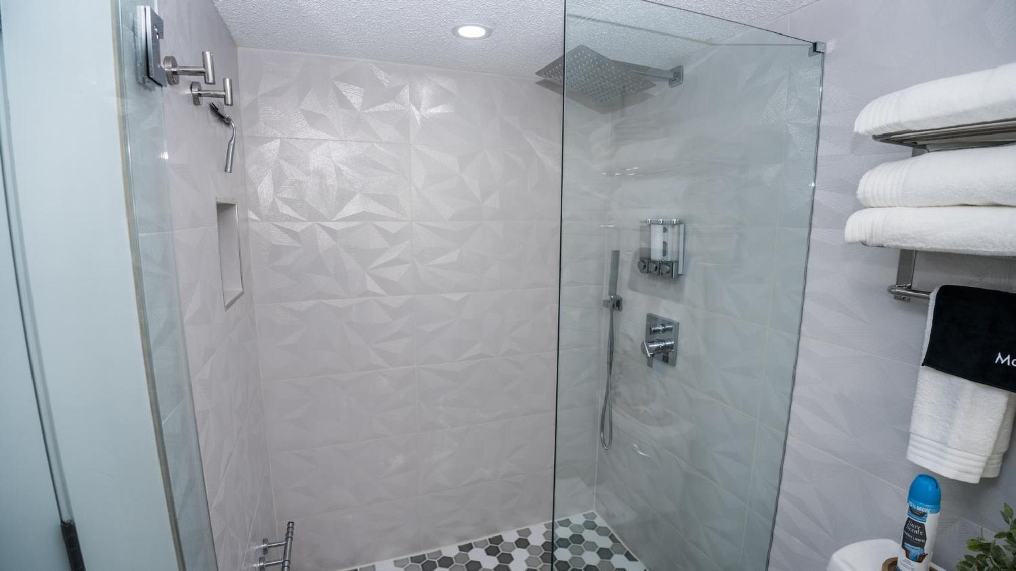 New Rental - 3Br 3Ba Corner Beachfront - 2024 Remodel - 3 Pools, Tiki Hut, Gym, Tennis Panama City Beach Exterior foto